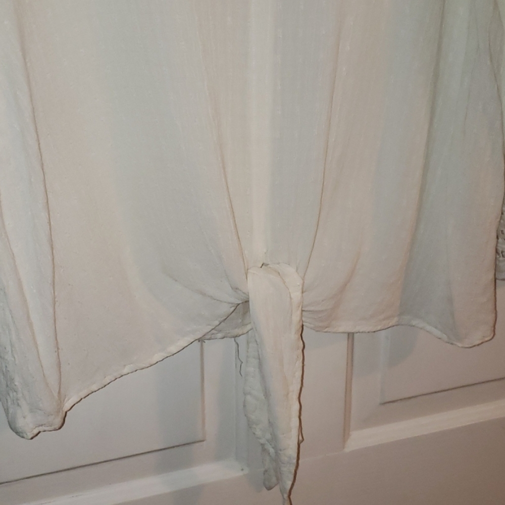LUQ White Eyelet Lace Sleeve Tie Front Blo… - Picture 5 of 8
